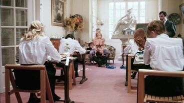 Блондинка трахается с мужчиной на занятиях в университете распутных красоток