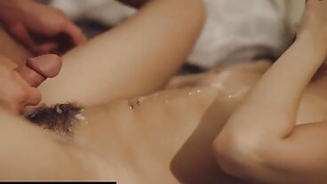 Девушка занялась сексом с коллегой и получила сперму на лохматую письку