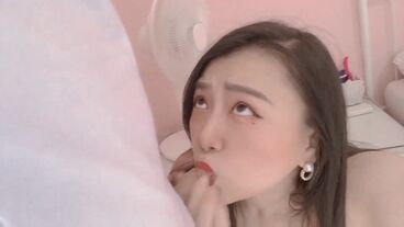 Привлекательная азиатка классно сделала минет и получила сперму в рот