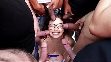 Красотка делает минет стоя на коленях в межрасовом ганг банге