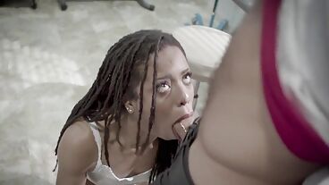 Черная пациентка сосет врачу и трахается раком