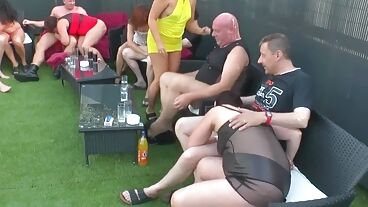 Зрелые дамы отсасывают члены в свингерской групповушке