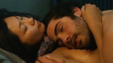 Эротические моменты в темной комнате в фильме Любовь и ссадины