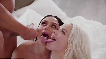 Брюнеточка и блонда делят огромный член в ЖМЖ и ловят сперму