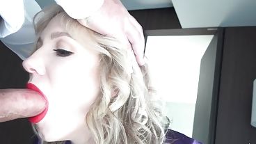 Русская секретарша берет в рот громадный член шефа