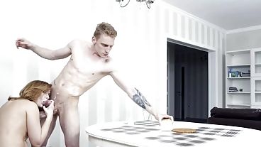 Дамочка сняла чувака на улице и занялась сексом в любительском ролике