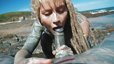 На берегу озера татуированная милашка делает большой отсос