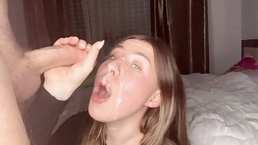 Русская шлюха трахается в домашнем порно и получает сперму на лицо