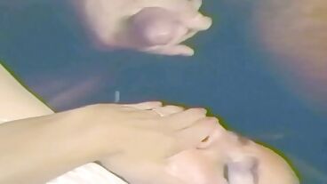 Мужчина трахает двух женщин в ретро порно ролике