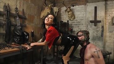 Госпожа в латексе шлепает мужика и прикладывает к пилотке