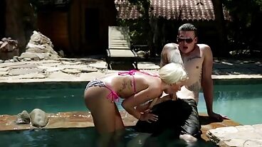 Блондинка в бикини делает минет парню с большим членом в бассейне