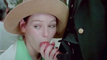 Рыжая красавица сосет член в ресторане в классическом порно