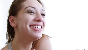 Трахнул красотку на туалетном столике и кончил в рот